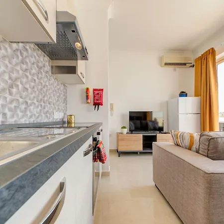 Exquisite Penthouse With Jacuzzi 2 Bedroom *