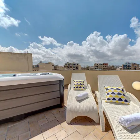 Exquisite Penthouse With Jacuzzi 2 Bedroom דירה סליאמה