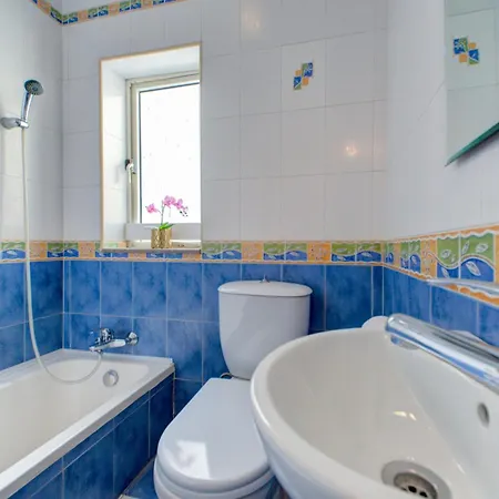 Exquisite Penthouse With Jacuzzi 2 Bedroom Apartment