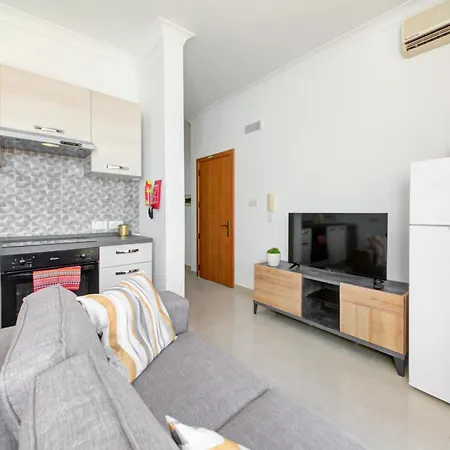 Exquisite Penthouse With Jacuzzi 2 Bedroom Apartment *